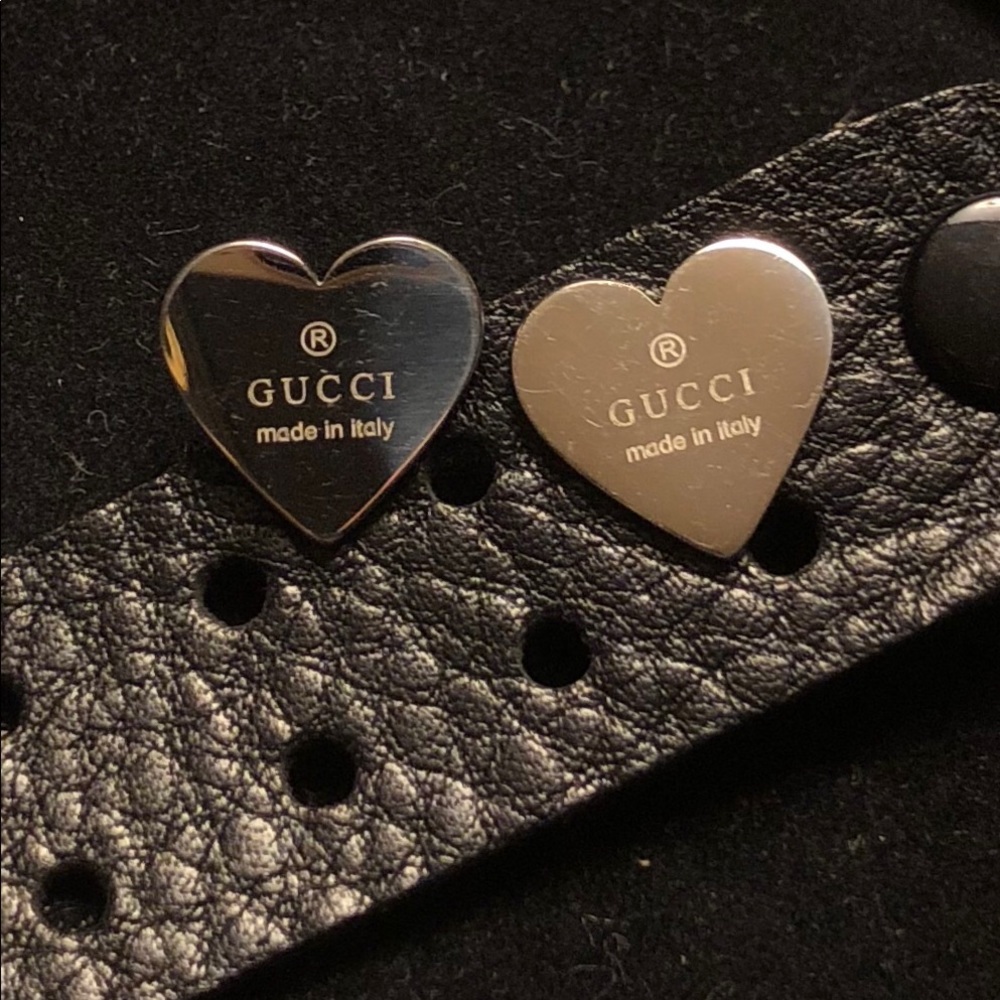 Heart metal earrings with Gucci trademark.